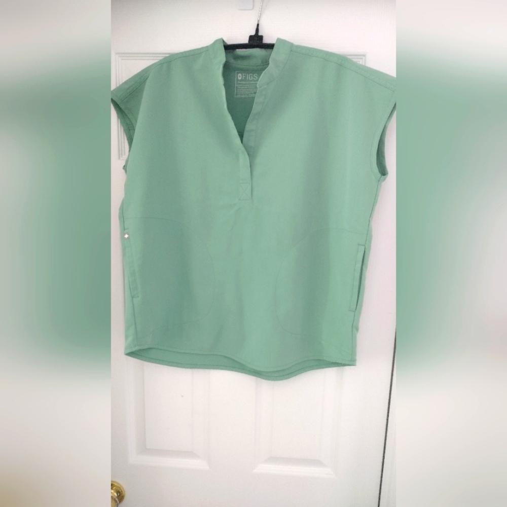 Figs scrub top